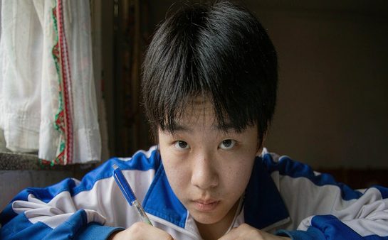 晚自习里安静做题的学生