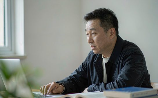 家长翻看课程与费用资料
