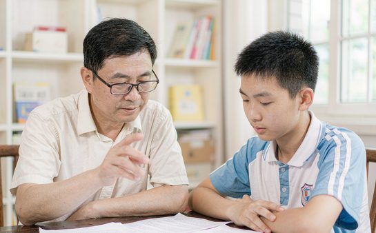 办公室里备课的老师