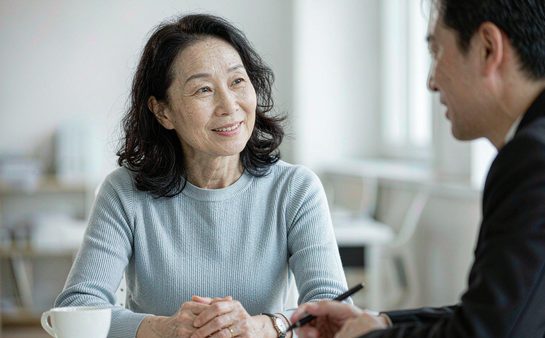 家长与老师在桌前沟通费用构成