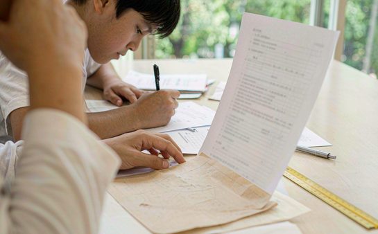 老师批改练习与试卷