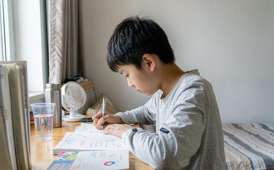 学生在家写作业