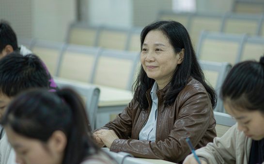 家长坐在教室后排参加家长会