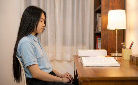高中生在书桌前整理写作素材